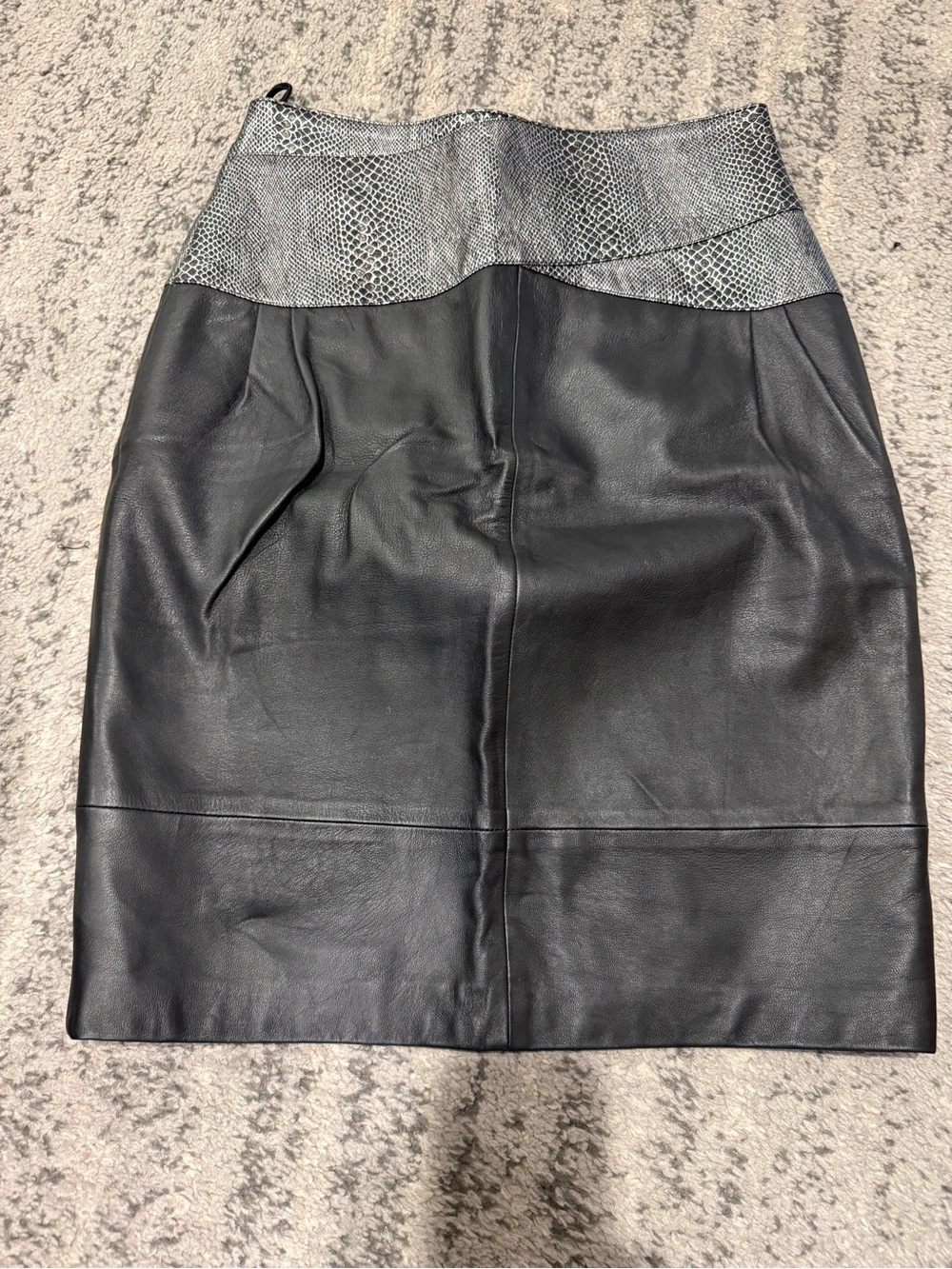Cache vintage Black Leather Pencil Skirt with Snake-Print Waistband Size 12